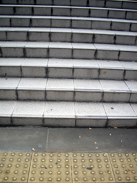 点字ブロックと階段の無料写真素材