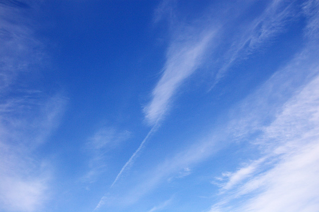 すじ状の雲の写真素材 フリー
