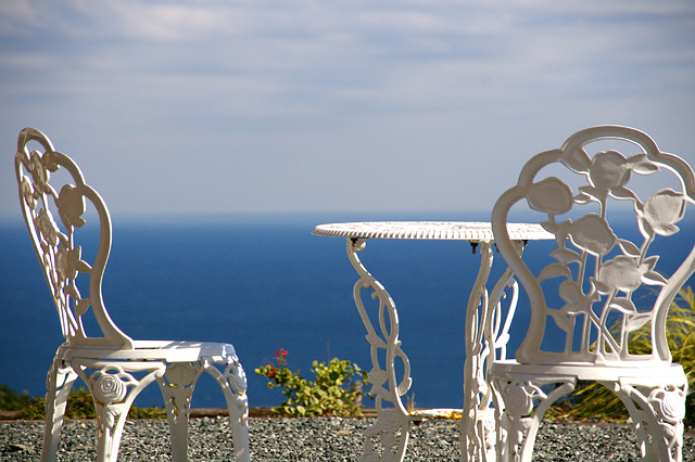 海が見える椅子の無料写真素材