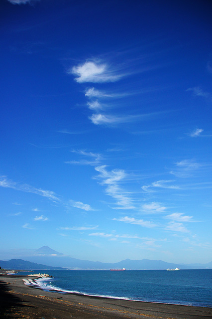 澄み渡った青空と富士山の無料写真素材