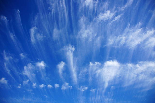 風に吹かれる雲の写真素材 フリー