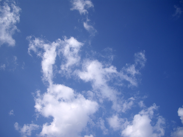 ふわふわ浮かぶ雲の写真素材 フリー