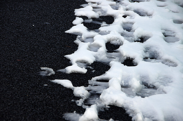 雪の上の足跡のフリー写真素材