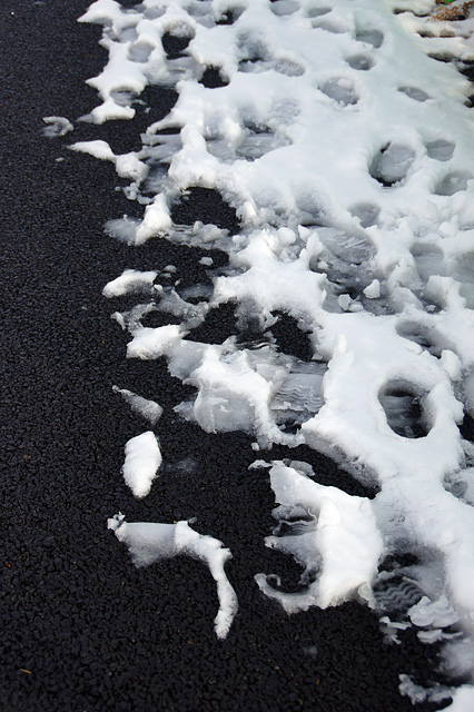 雪の上の足跡の写真素材 フリー