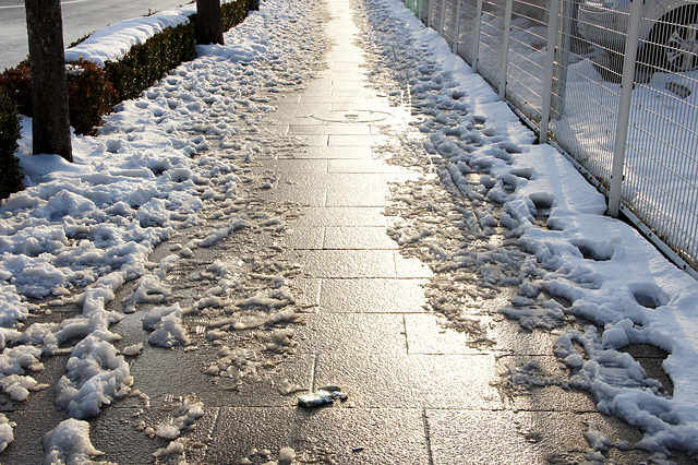 歩道に残った雪と足あとの写真素材 フリー
