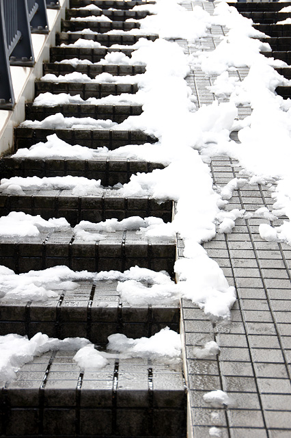 雪の積もった階段の写真素材 フリー