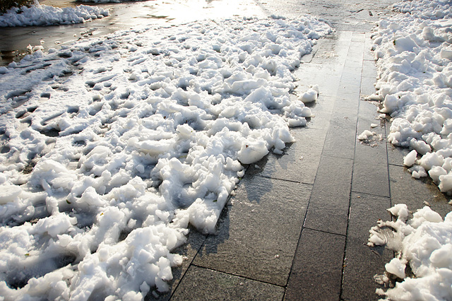 歩道に残った雪と足あとの写真素材 フリー