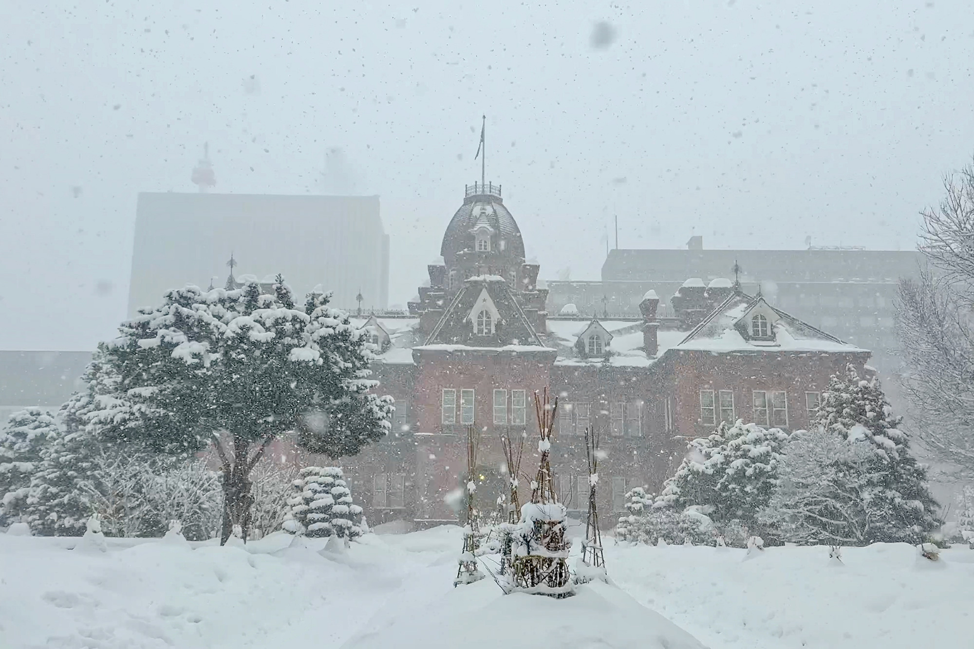 正面から撮影した雪の北海道赤煉瓦庁舎のフリー写真素材