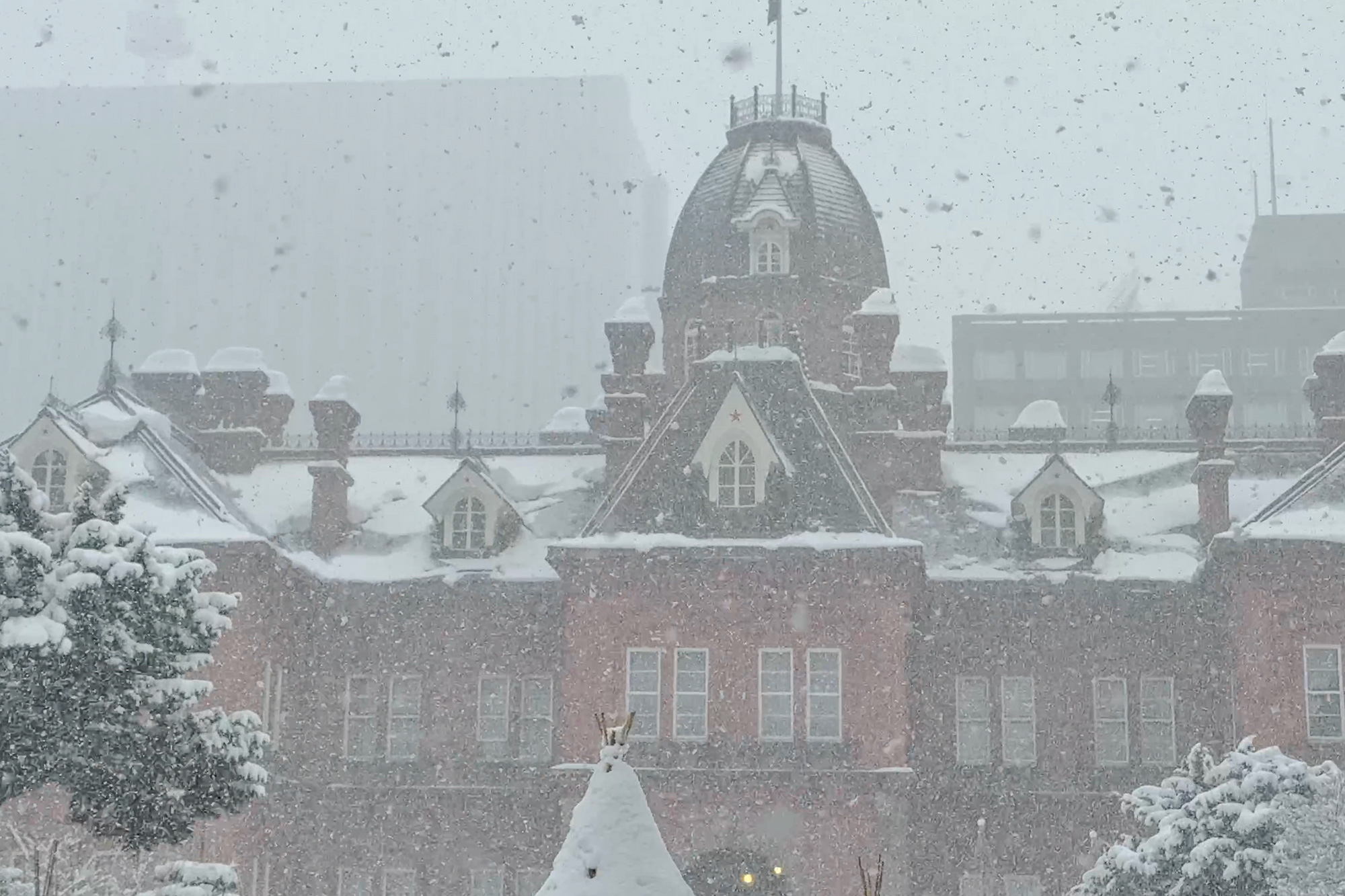 雪が積もった札幌の赤レンガ庁舎のフリー写真素材