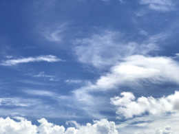 青空に浮かぶ雲のフリー素材