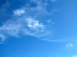 透き通った青空の写真のフリー素材