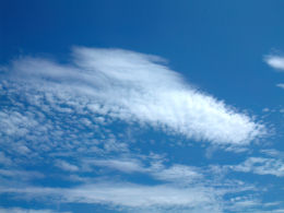 秋の澄んだ青空の写真のフリー素材