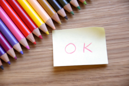 OKのメッセージと色鉛筆の写真のフリー素材