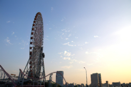 横浜の観覧車と夕焼けのフリー写真素材