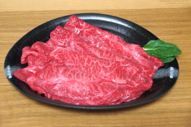 黒い皿に盛られた牛肉の写真のフリー素材