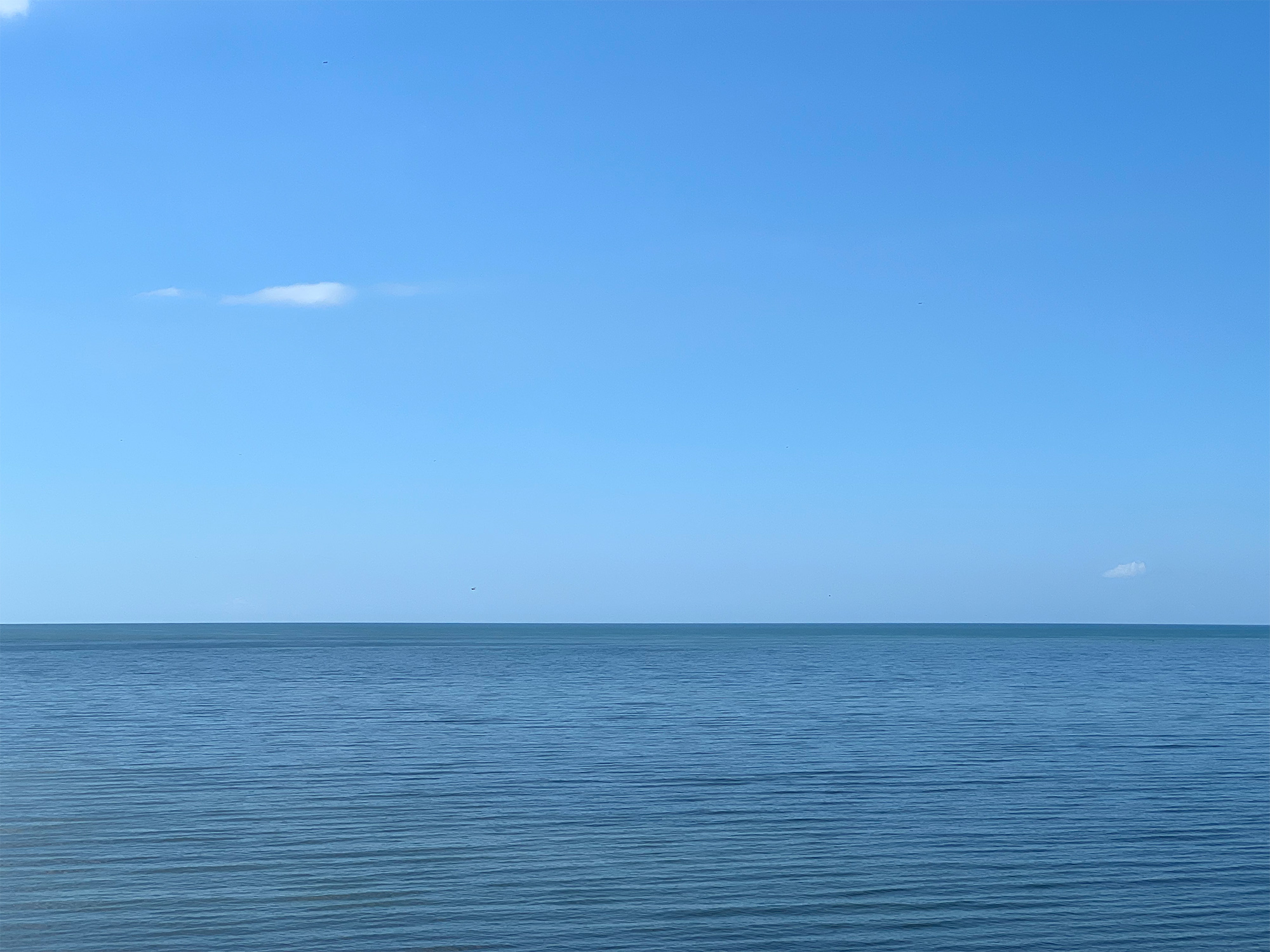 水平線と青い空の写真のフリー素材