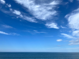 真っ青な空と水平線の無料写真素材