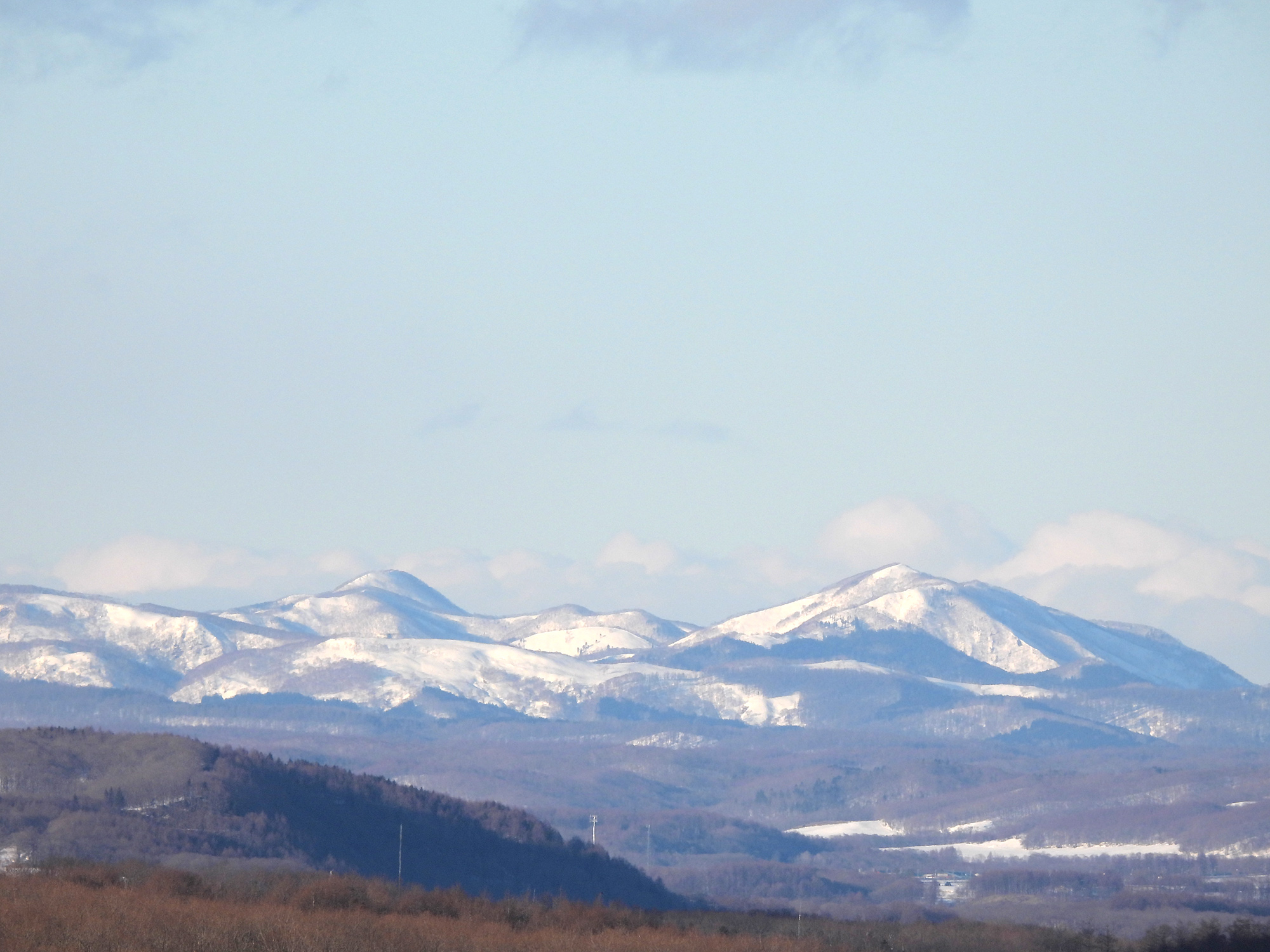 釧路湿原展望台から見えた雪山の写真の無料素材