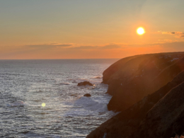 岬と夕日のフリー写真素材
