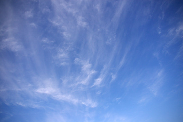 青空に薄い雲のフリー写真素材