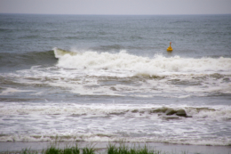 海岸に打ち寄せる波の写真の無料素材