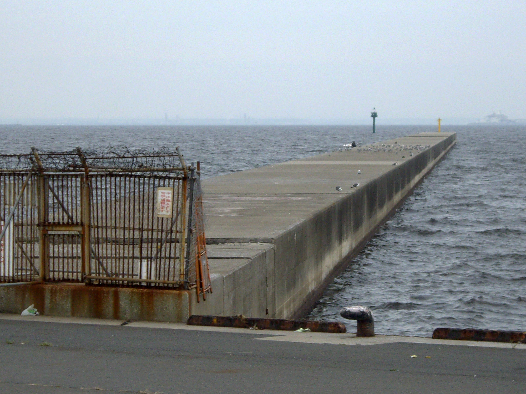 立ち入り禁止の防波堤の無料写真素材