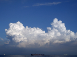 貨物船と大きな雲の無料写真素材