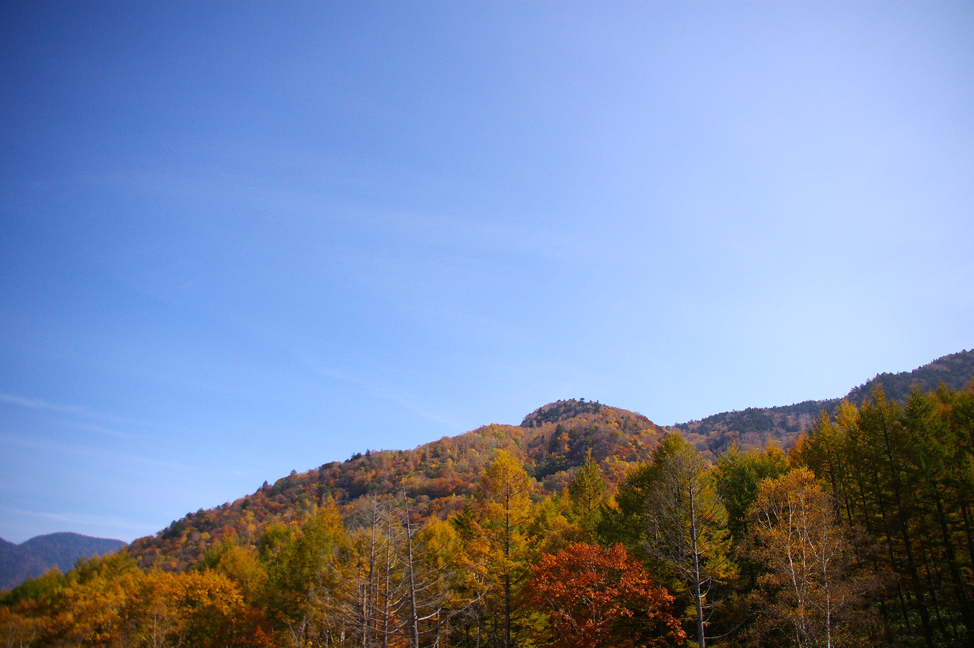 秋の山と空のフリー写真素材