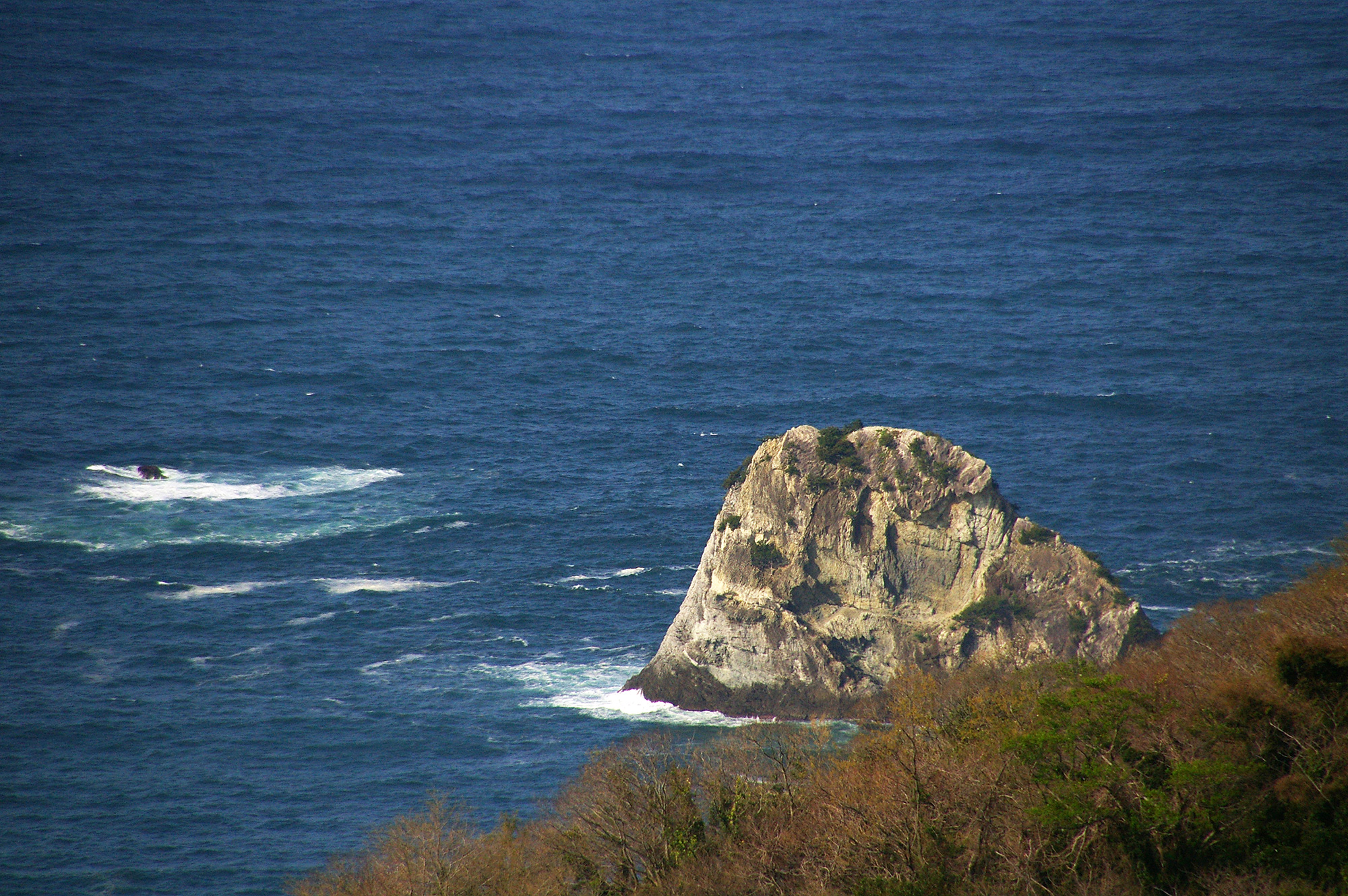 海に浮かぶ岩の無料写真素材