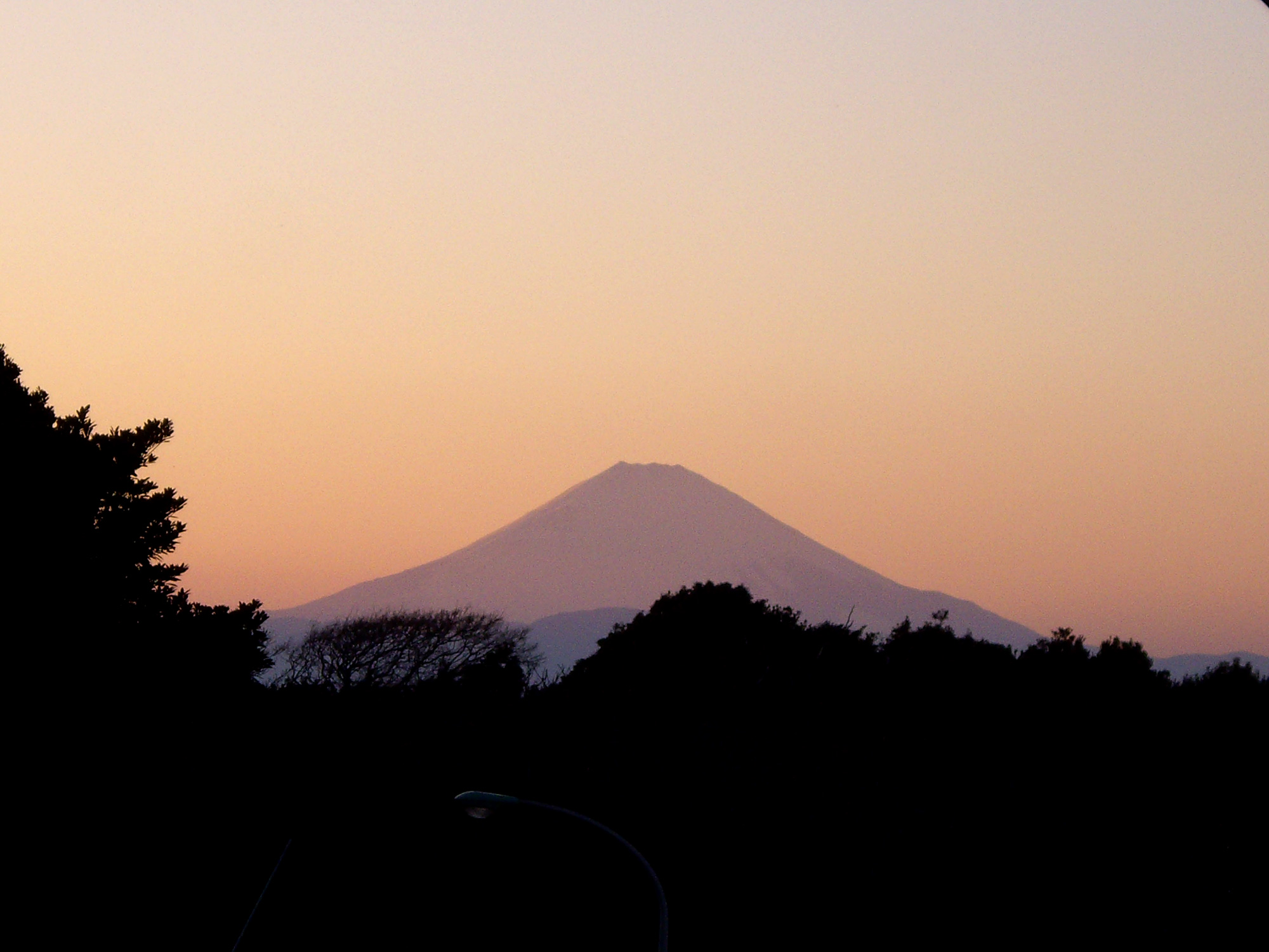 夕焼けの空と富士山の写真の無料素材