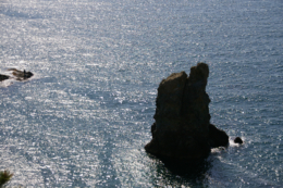 海から突き出た岩の写真のフリー素材