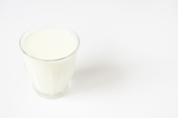 グラスの牛乳のフリー写真素材