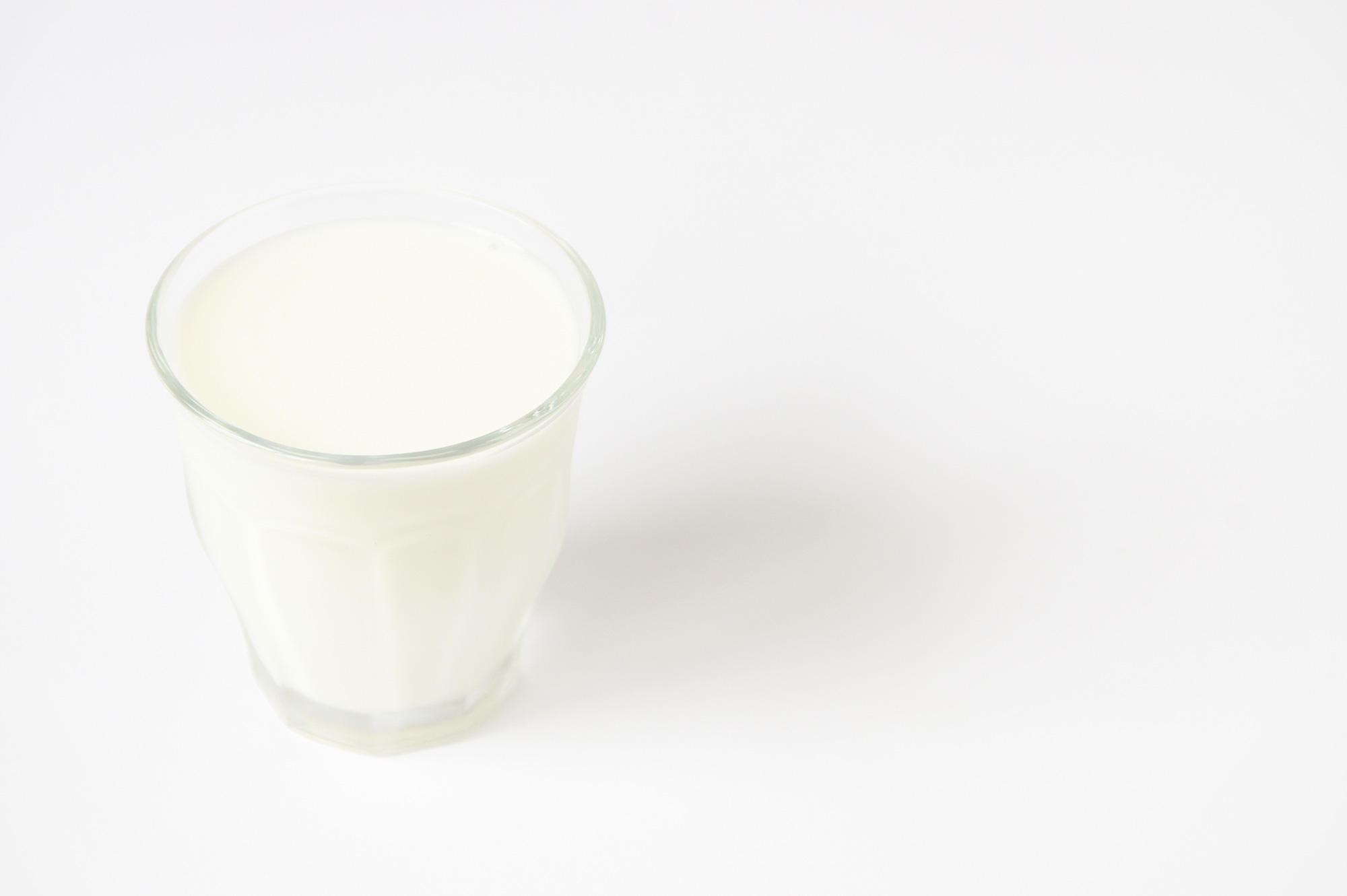 グラスの牛乳のフリー写真素材