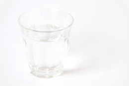 グラスの水のフリー写真素材