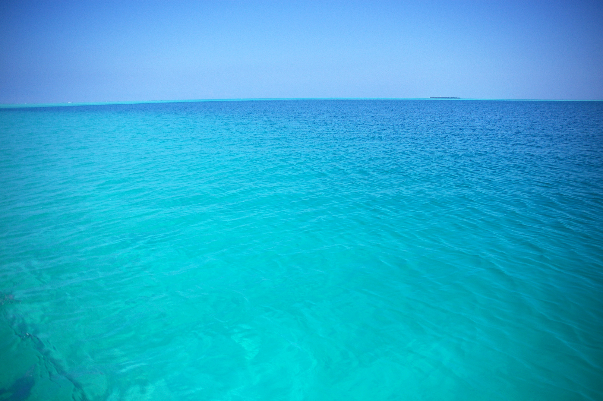 エメラルドグリーンの海のフリー写真素材