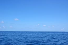 水平線と青い空のフリー写真素材