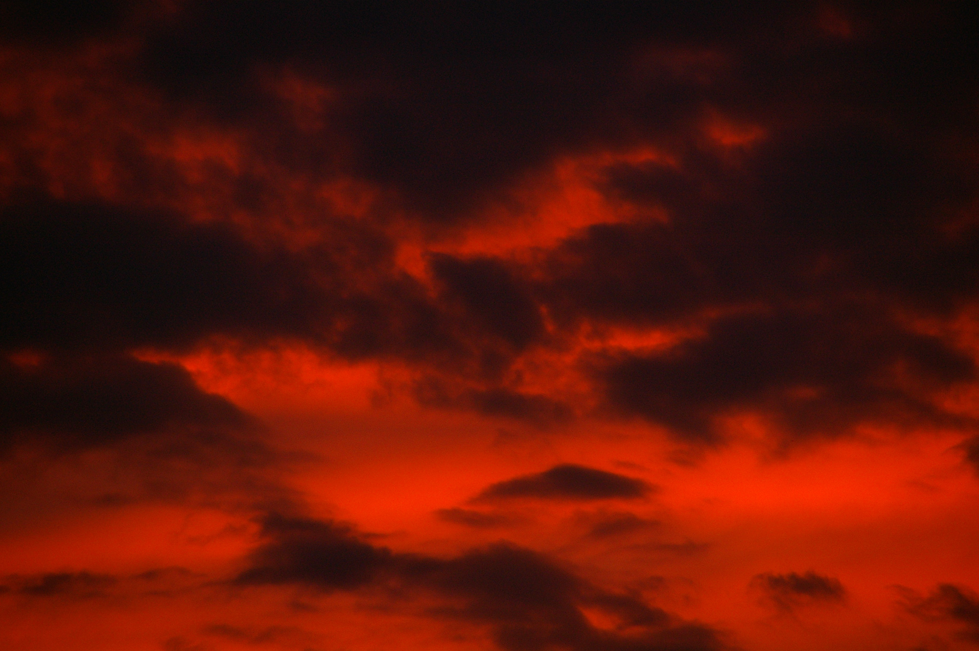 真紅の夕焼け雲の写真素材