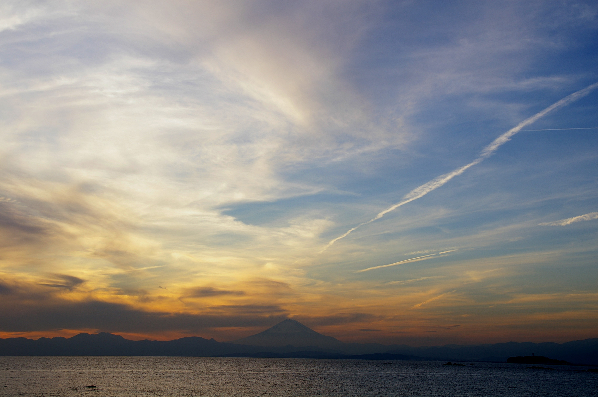 夕焼けと富士山のフリー写真素材