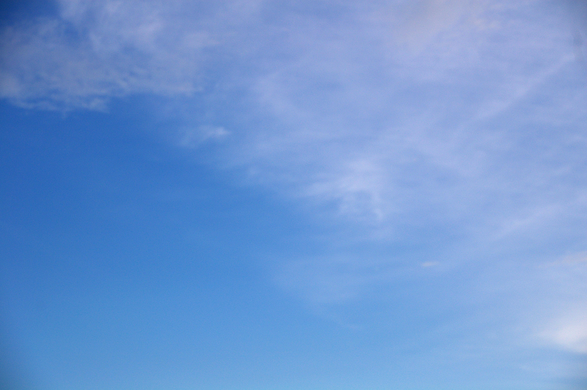 青空に薄い雲の写真のフリー素材