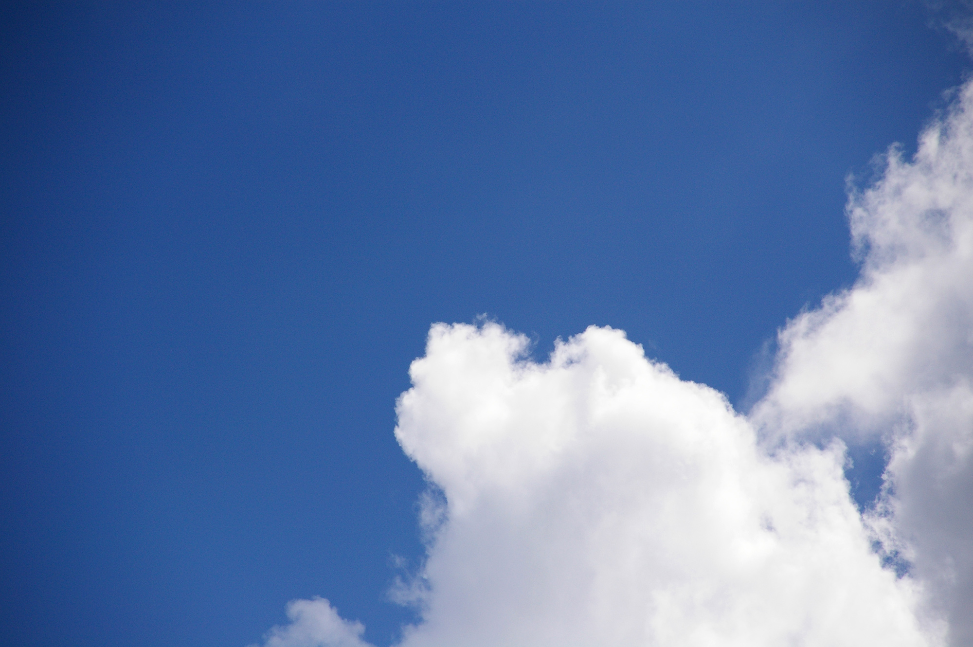 青空に浮かぶ雲の無料写真素材