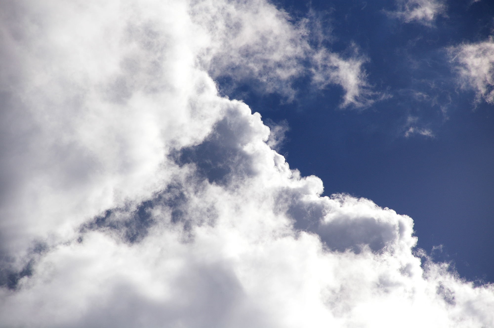 大きな雲と空のフリー素材