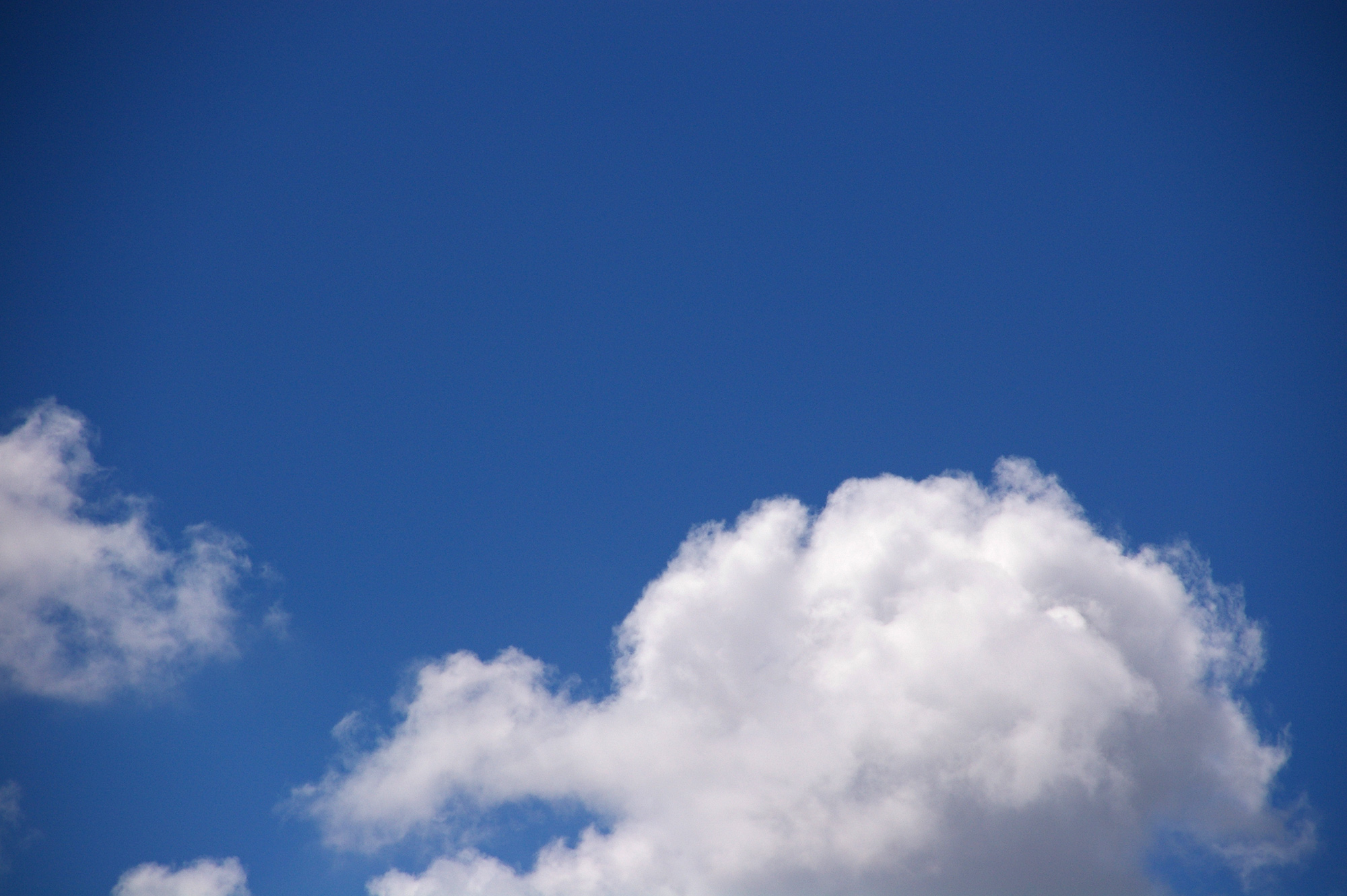 浮かぶ雲の写真のフリー素材