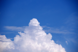とんがった雲の写真のフリー素材