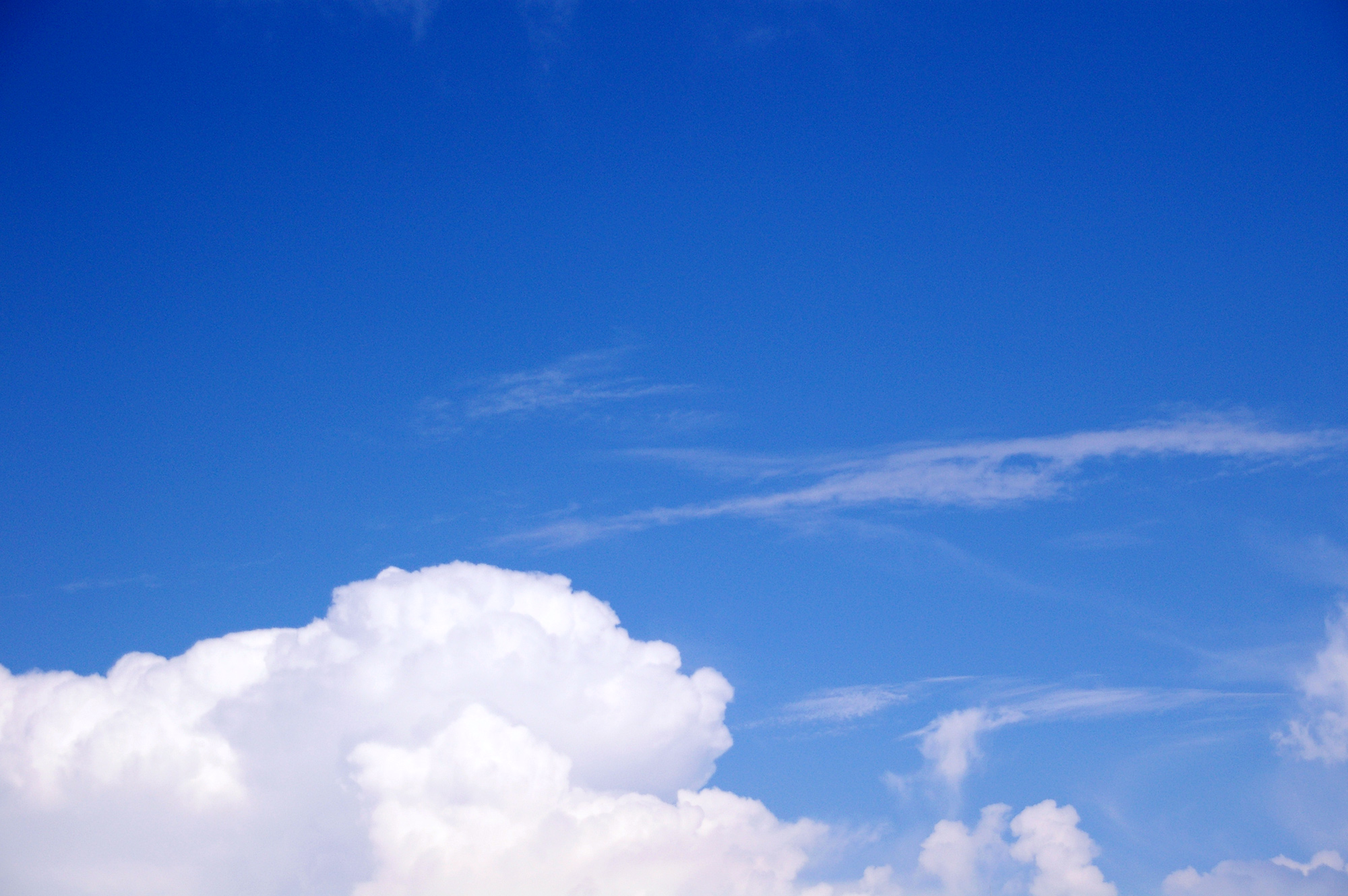 青い空に白い雲の写真のフリー素材