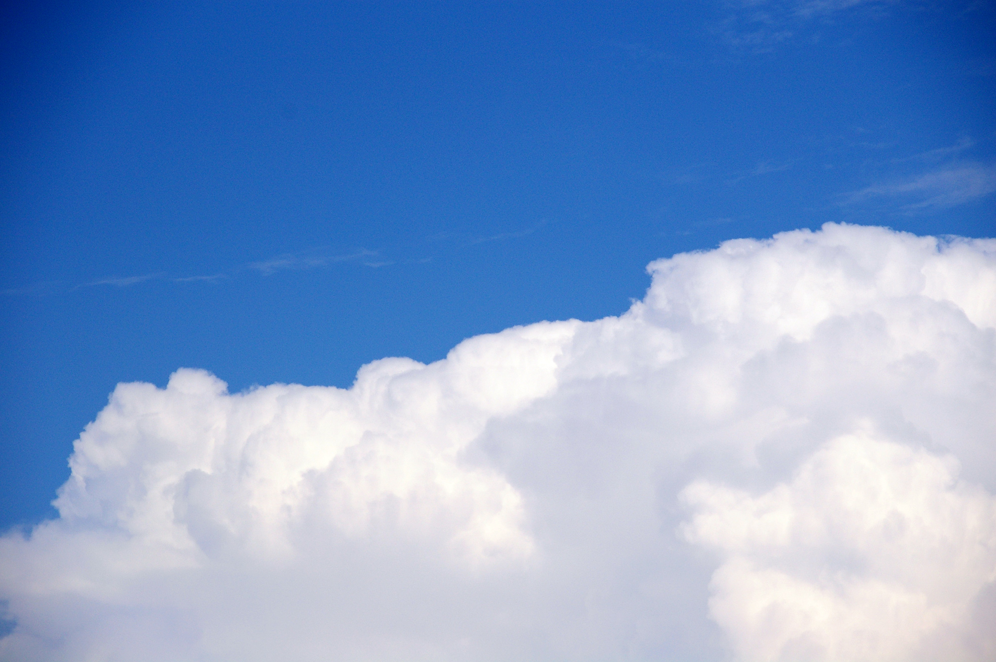 白い雲の丘陵の写真のフリー素材