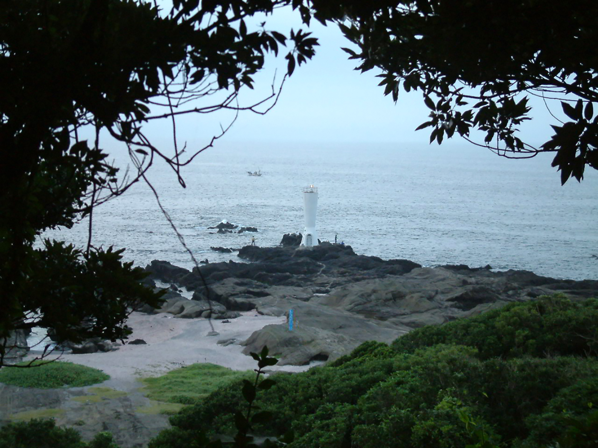 岬の灯台の無料写真素材