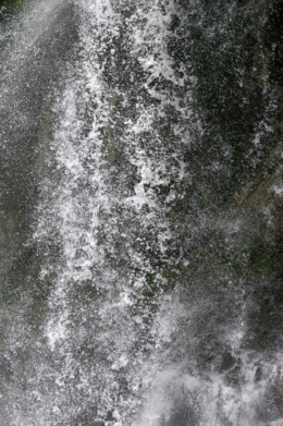 豪快に流れる水の写真のフリー素材