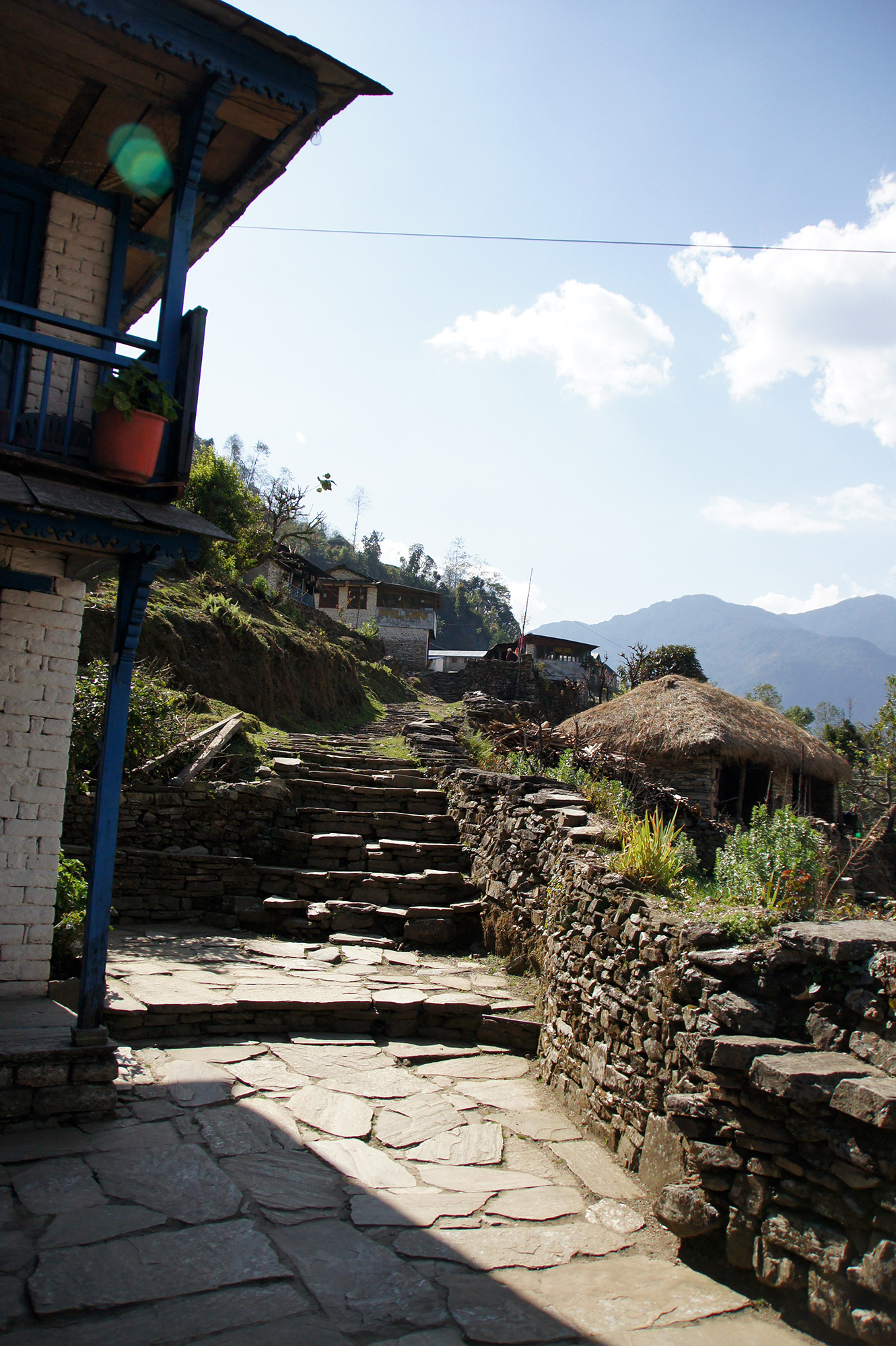 ネパールの山の斜面の村の写真のフリー素材