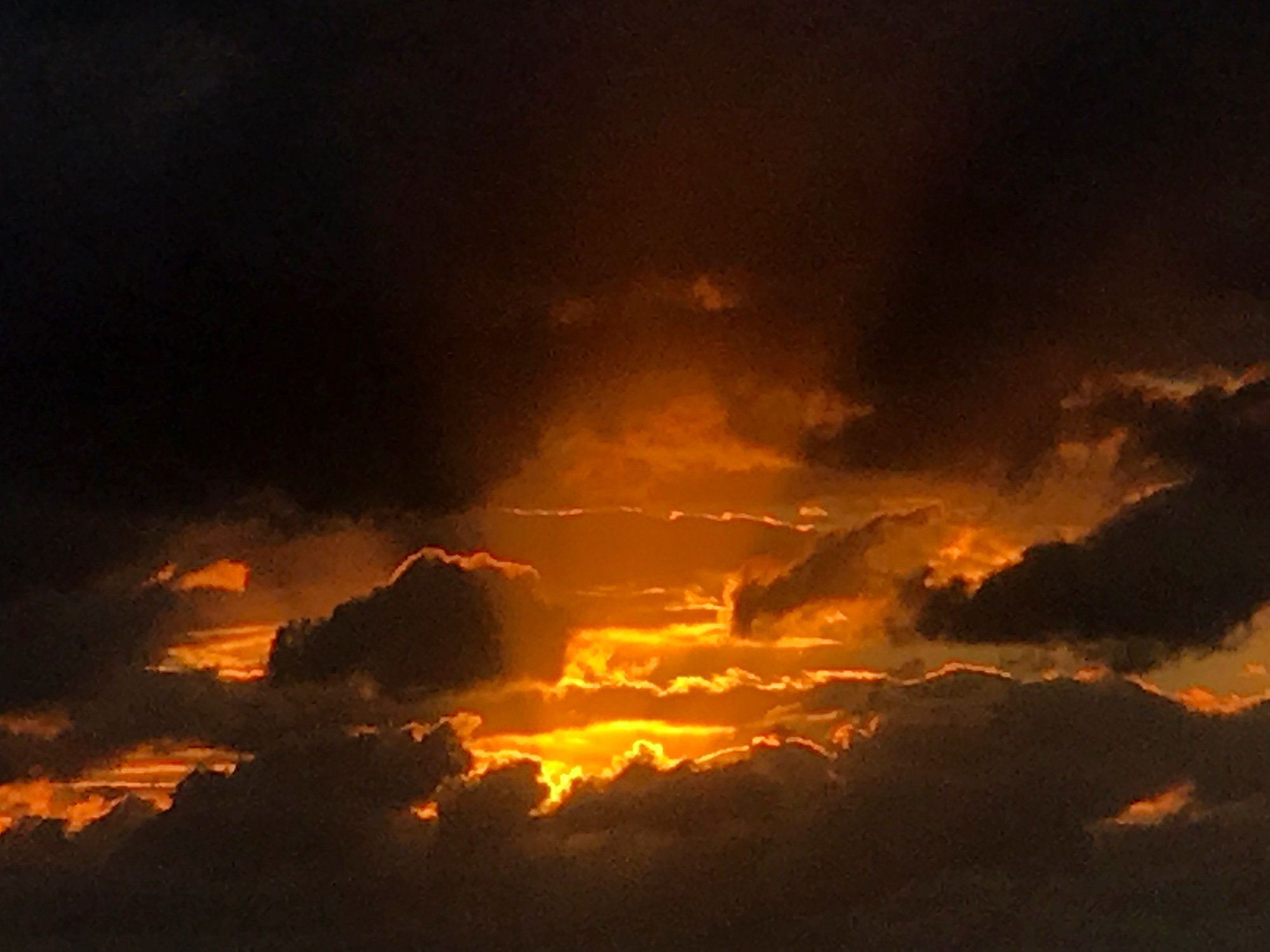 雲間の夕焼けの無料写真素材