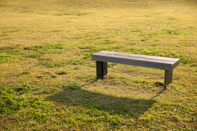 草原のベンチの写真の無料素材